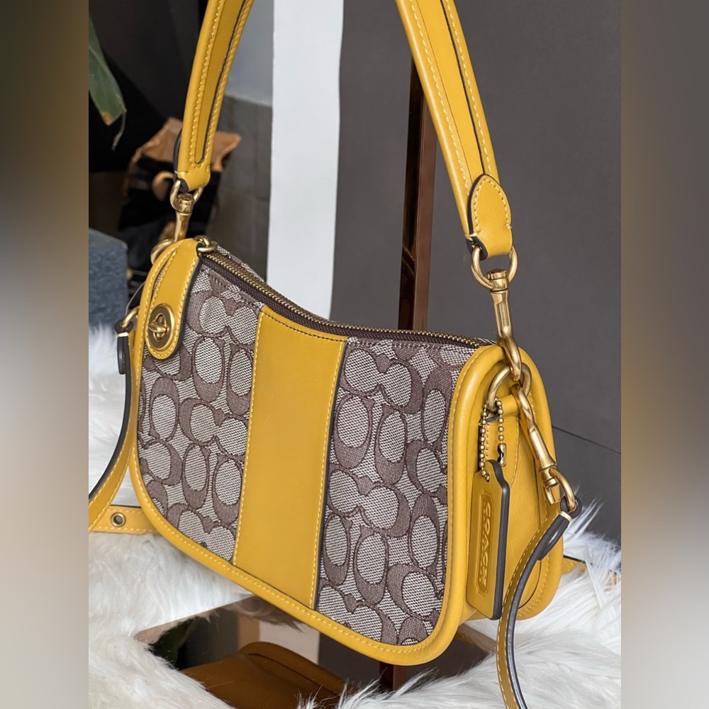 💰SOLD - CD678 - Coach Swinger in Signature Jacquard - Picture 3 of 11